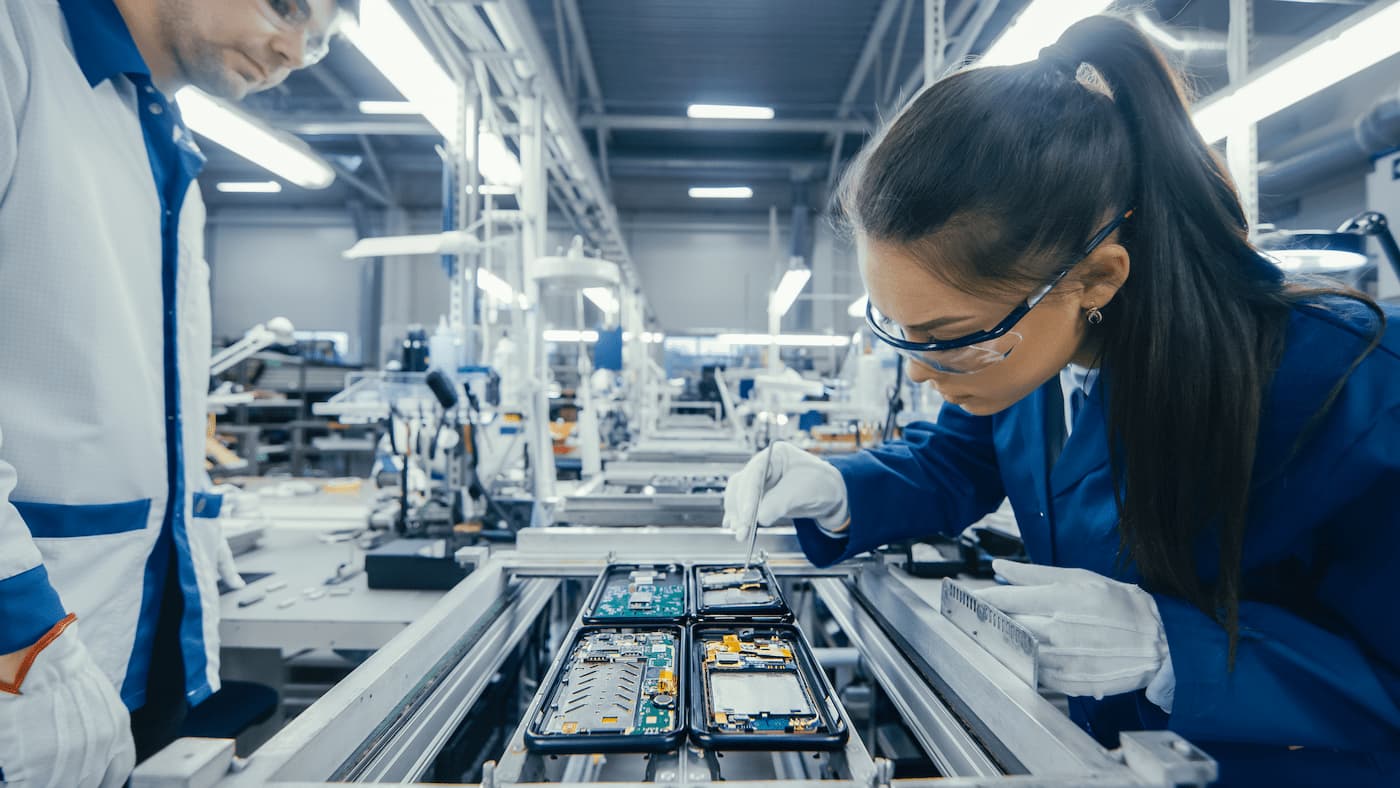 Ein Mann und eine Frau arbeiten in einer Elektronikfertigung